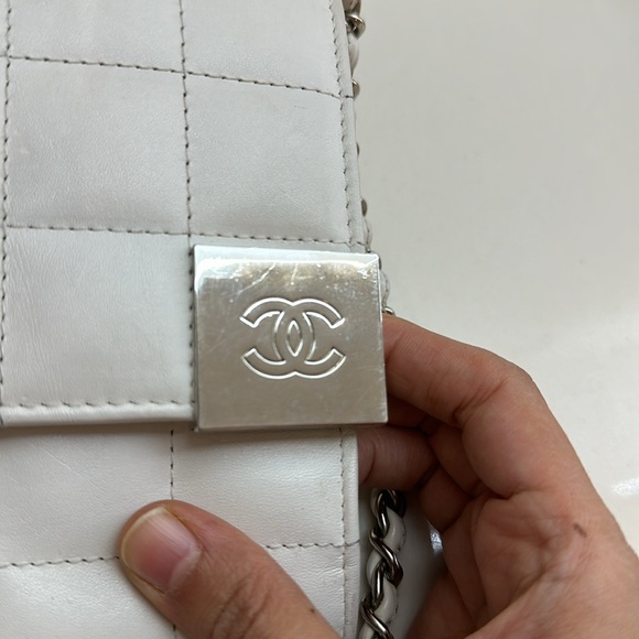 Preloved Chanel White Patent Leather Chocolate Bar Clutch On Chain. - Picture 15 of 17
